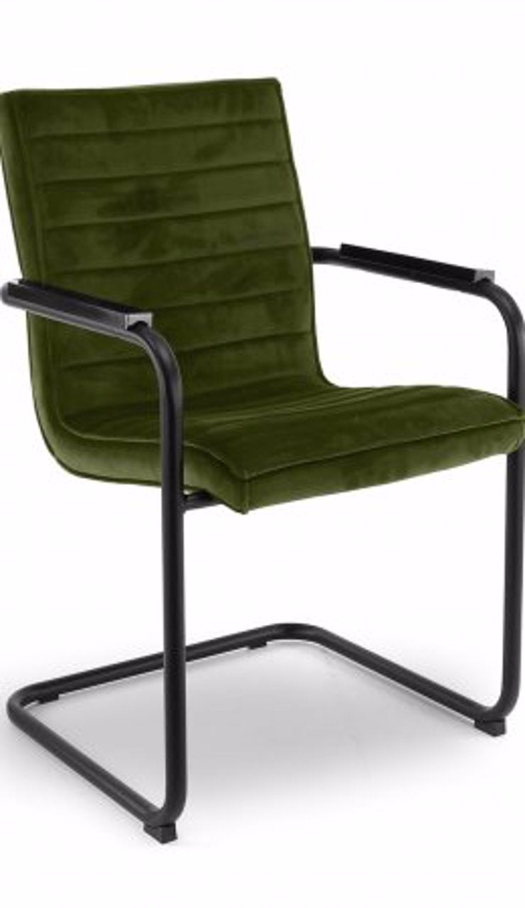 Vergaderstoel Ricky met donkergroene velvet bekleding in banen, armleggers en zwart sledeframe