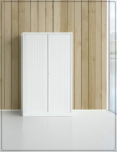 Witte roldeurkast met verticaal geribbelde roldeuren, opgesteld voor een houten wand