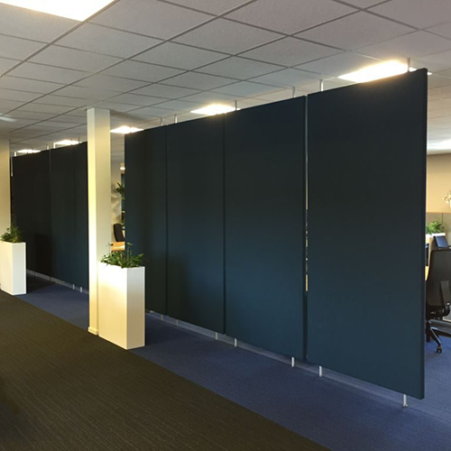Rij donkerblauwe roomdividers in een kantoorruimte