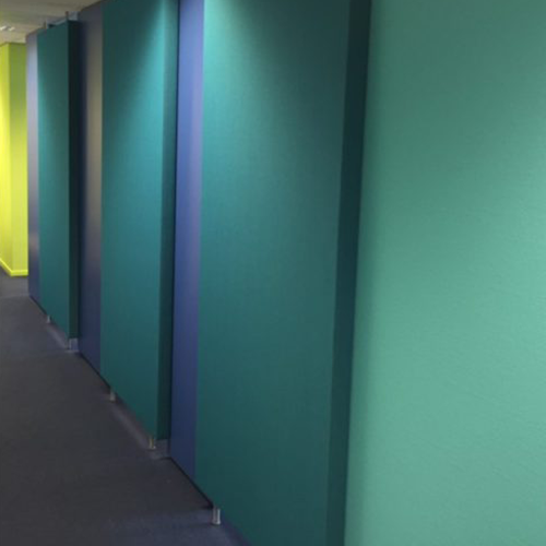 Roomdividers in groen en blauw van dichtbij