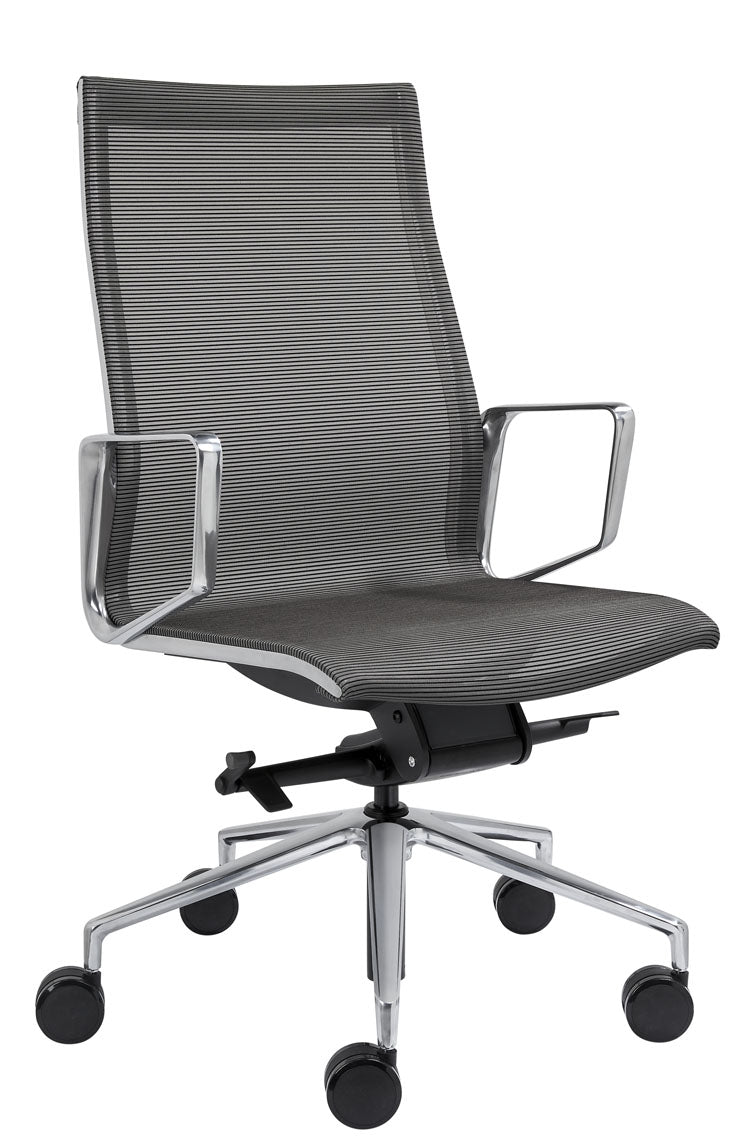 Directiestoel Roxx met hoge grijze mesh rug en mesh zitting, gesloten armleggers en aluminium vijfpotig onderstel