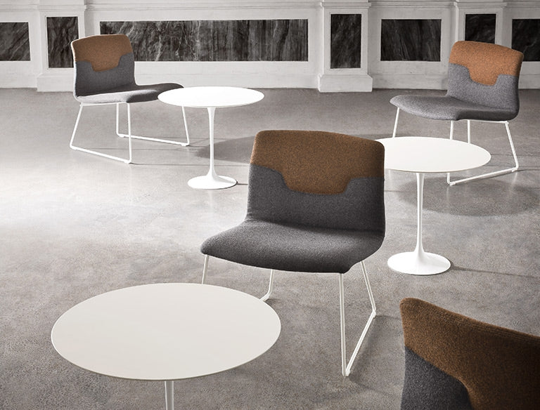 Witte Saturnino tafeltjes in een loungehoek met fauteuils