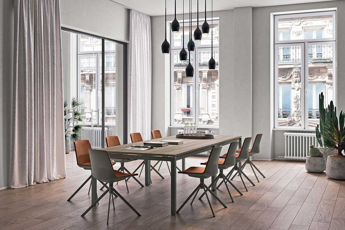 X4 bench als vergadertafel met stoelen onder hanglampen