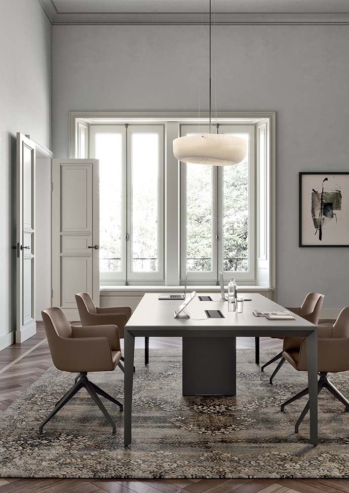 Sfeerbeeld van een X5 vergadertafel met licht blad op een donkere paneelpoot, met bruine stoelen