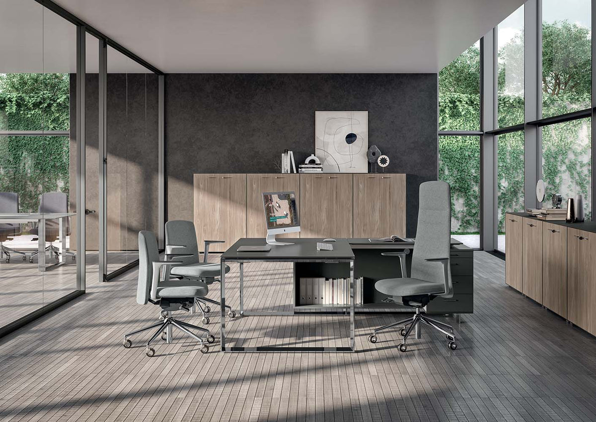 X7 directiebureau met glazen wand en directiestoel in een kantoor