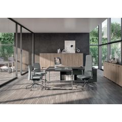 Hoekbureau in donker houtdecor in een kantoor met grote ramen en een kastenwand