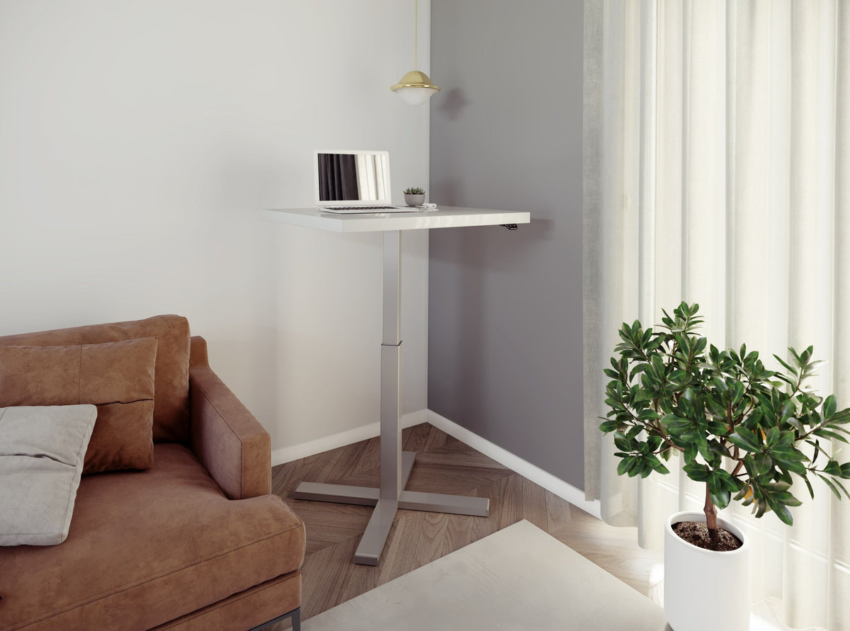 Elektrisch bureau SF 370 Small met wit blad naast een fauteuil en plant
