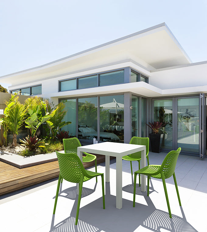 Air stoelen rond een tafel op een terras