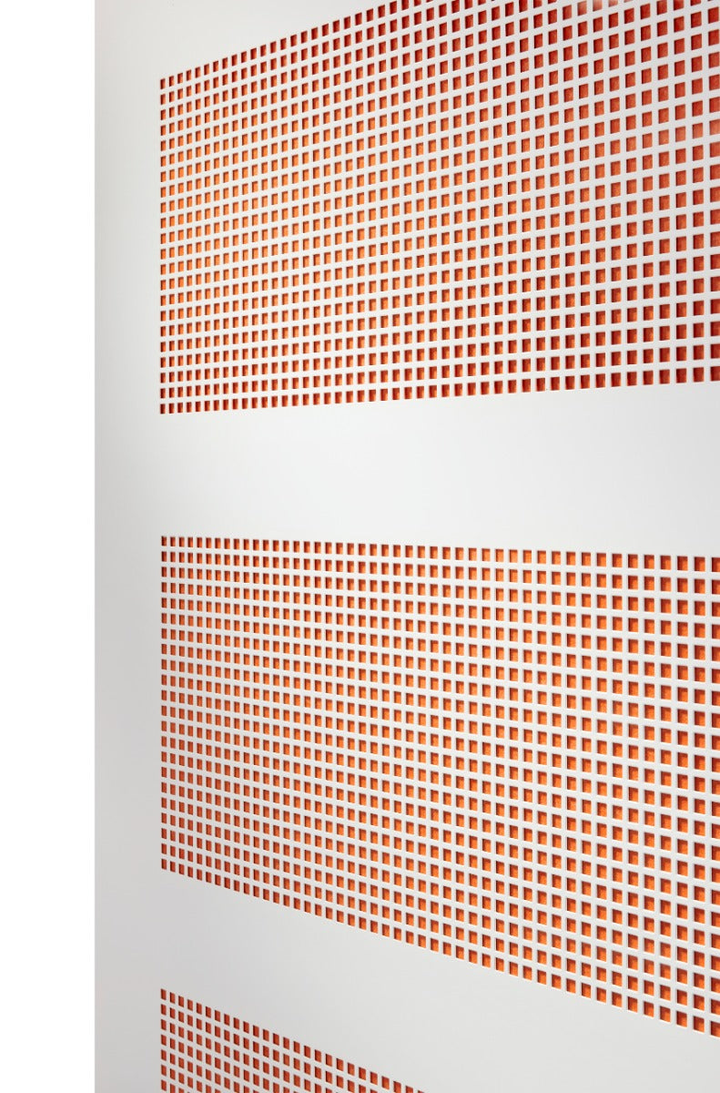 Detail van het geperforeerde deurpaneel in oranje