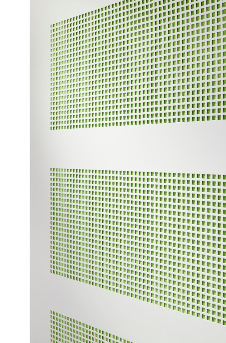 Detail van het geperforeerde deurpaneel in groen