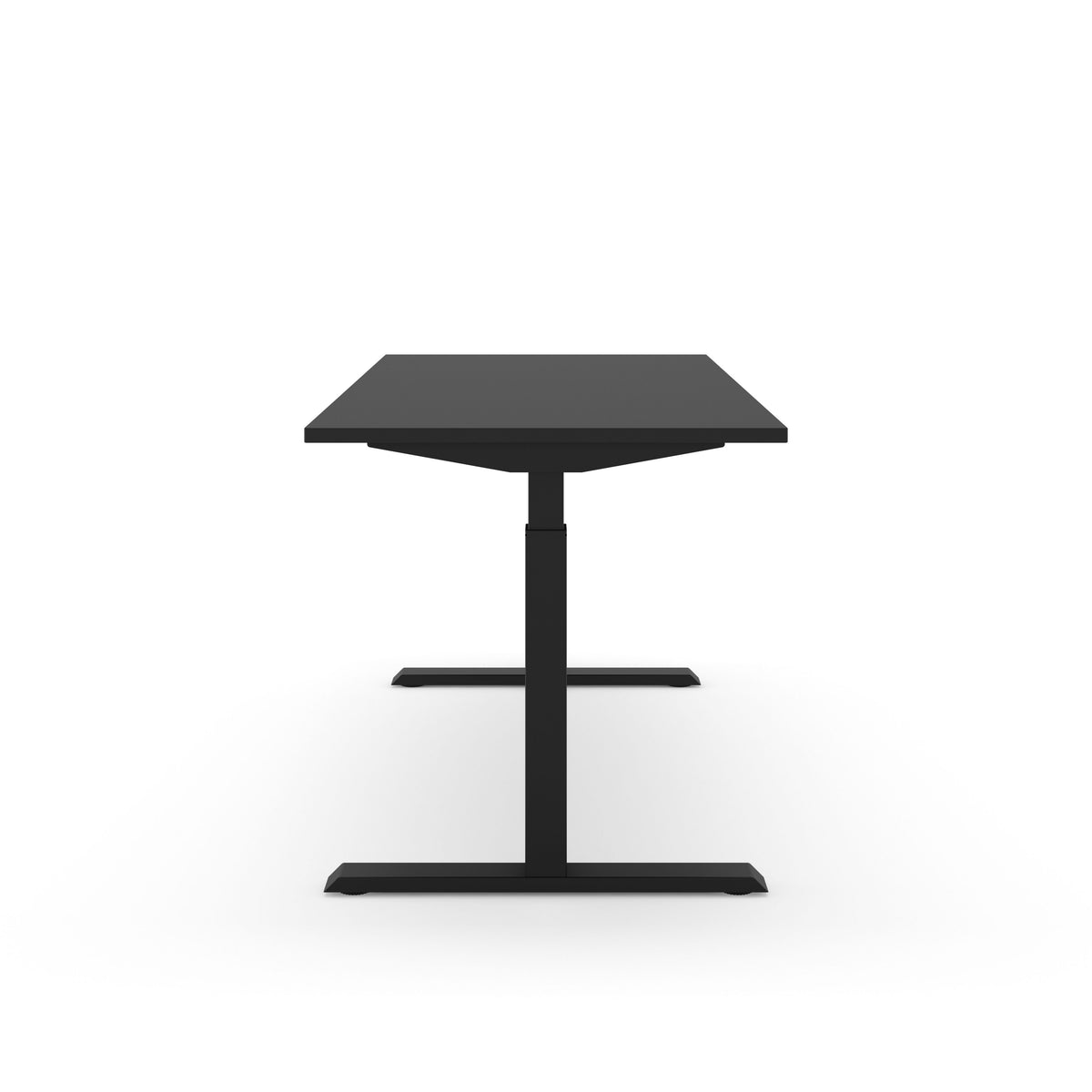 Elektrisch zit-sta bureau SF 370 met zwart blad op een zwart T-frame, vanaf de korte zijde gezien