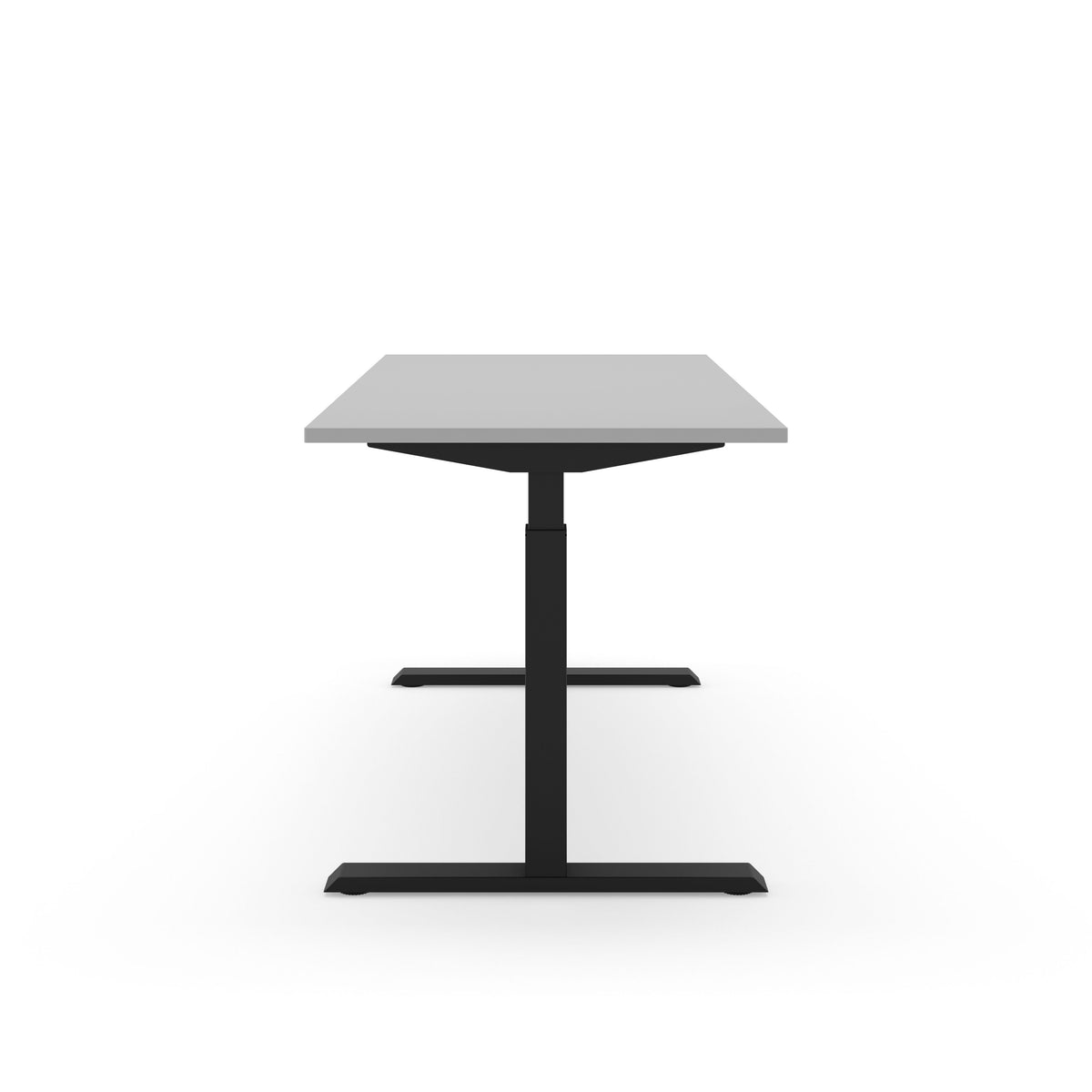 Elektrisch zit-sta bureau SF 370 met lichtgrijs blad op een zwart T-frame, vanaf de korte zijde gezien
