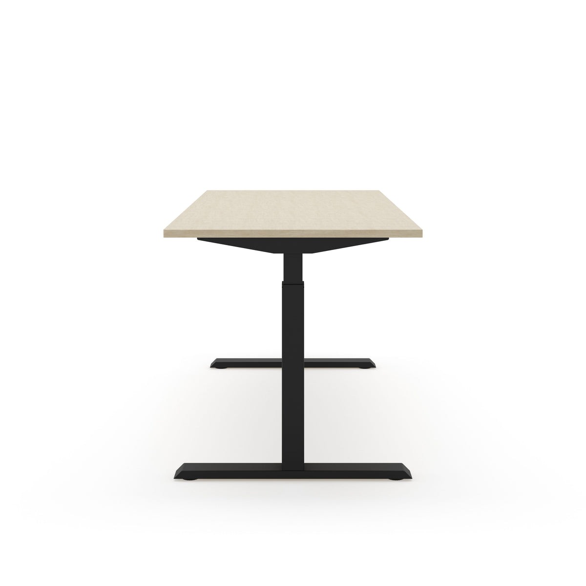 Elektrisch zit-sta bureau SF 370 met blad in eikendecor op een zwart T-frame, vanaf de korte zijde gezien