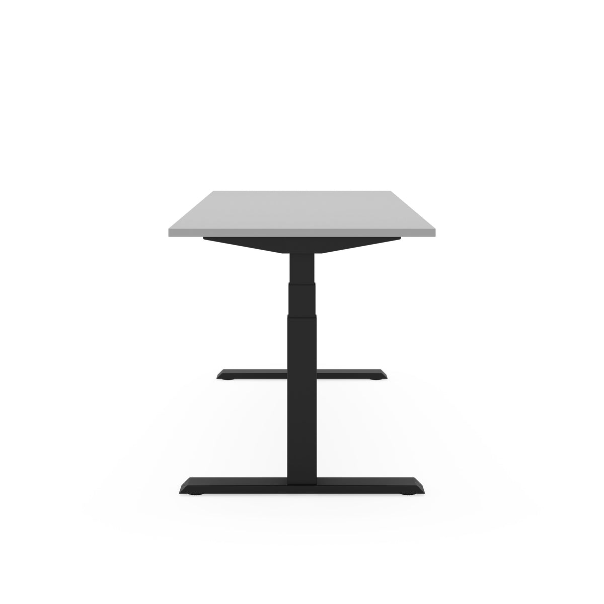 Elektrisch zit-sta bureau SF 670 met lichtgrijs blad op een zwart T-frame, vanaf de korte zijde gezien
