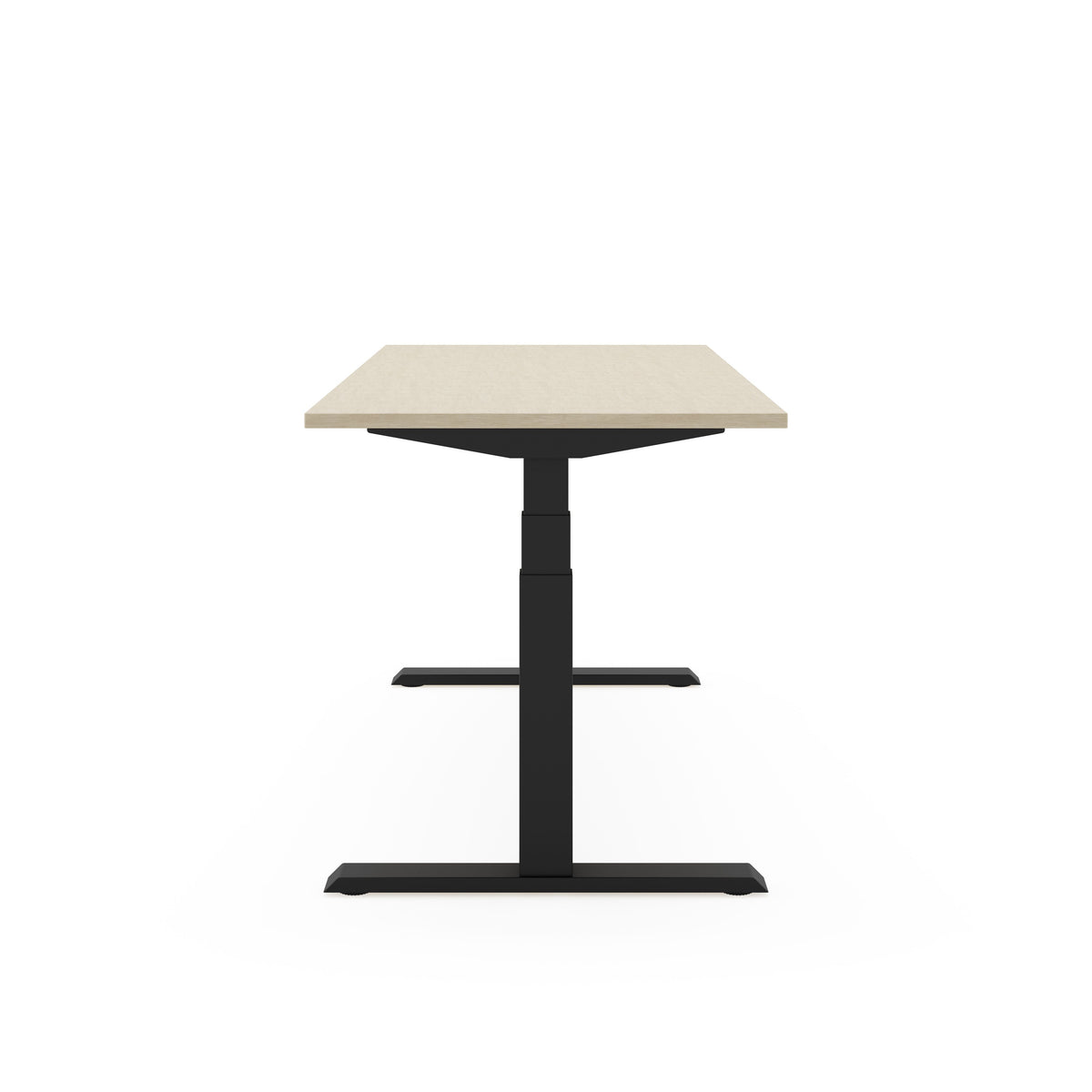 Elektrisch zit-sta bureau SF 670 met blad in eikendecor op een zwart T-frame, vanaf de korte zijde gezien