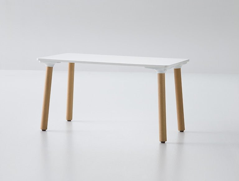 Stefanino salontafel met wit blad en lichte houten poten, schuin aanzicht