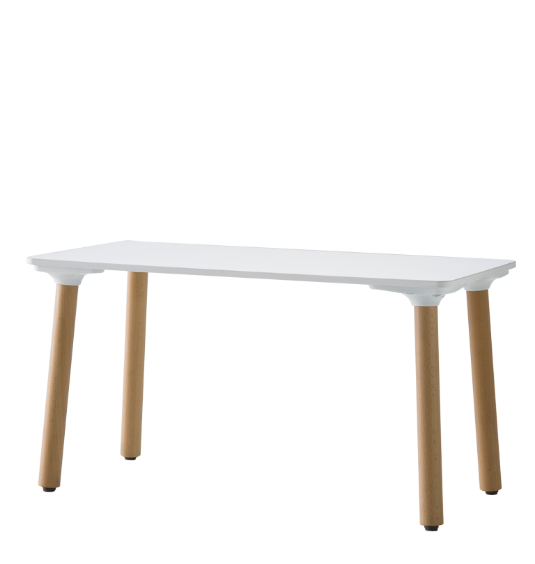 Rechthoekige lage tafel met wit blad op vier schuine beukenhouten pootjes