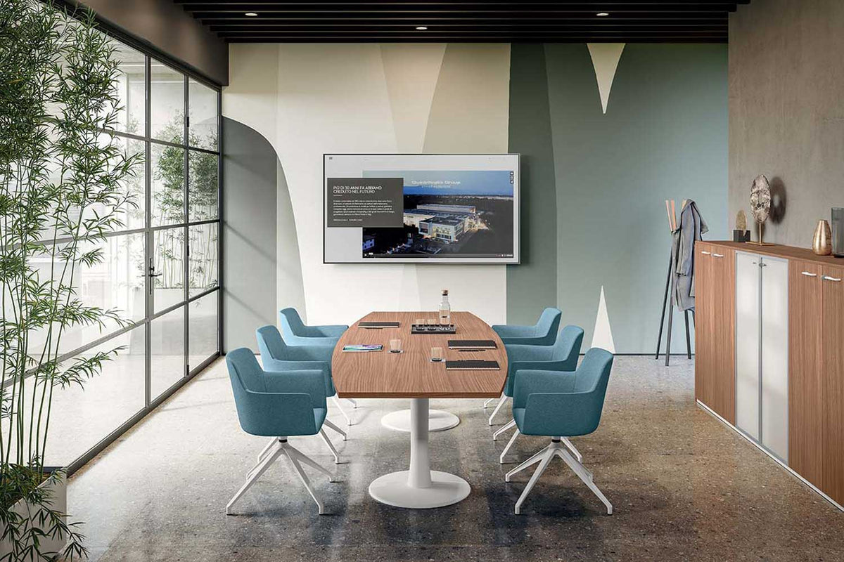 Q4 vergadertafel met blauwe stoelen bij een scherm