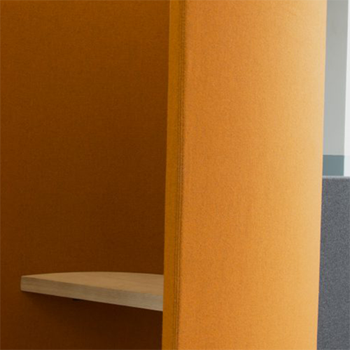 Detail van de opening van de oranje telefooncel, met de houten werkplank binnenin