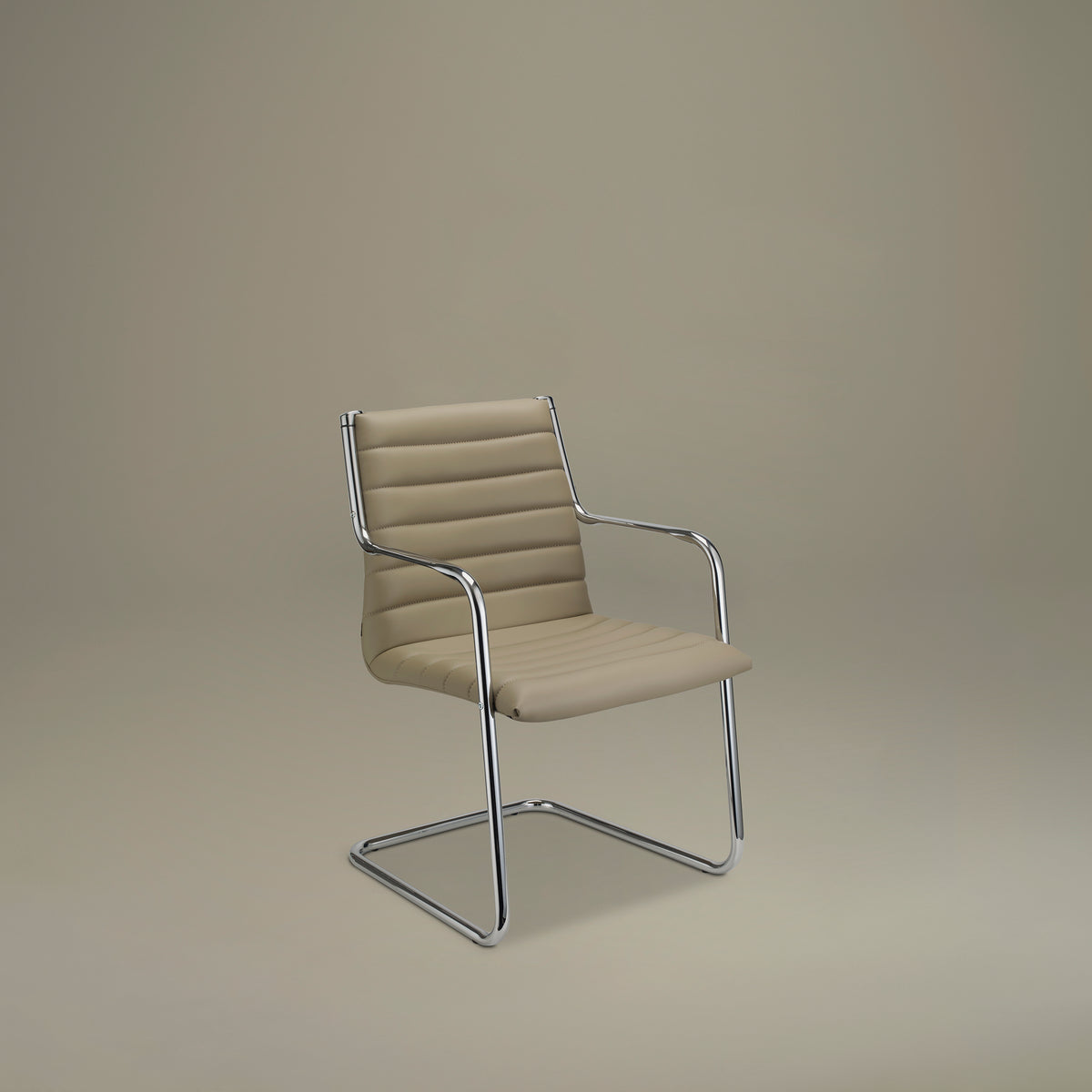 Bezoekersstoel met taupe gestoffeerde zitting en rug in horizontale banen, op een chromen sledeframe met armleggers
