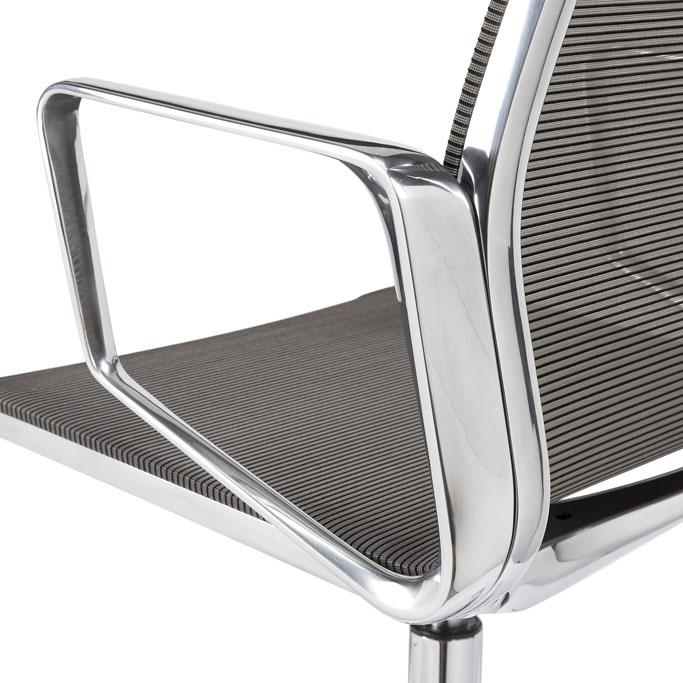 Close-up van het gepolijste aluminium frame met doorlopende armlegger en de zwarte mesh zitting