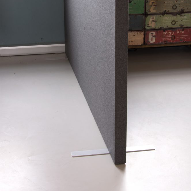 Detail van de onderzijde van een antracieten akoestische wand op een vlakke T-voet