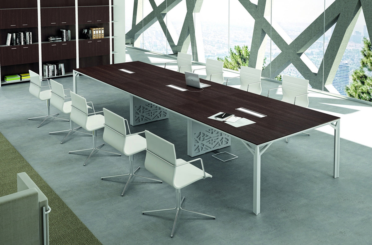 Sfeerbeeld van een lange X8 vergadertafel met donkerbruin blad op een wit frame en witte stoelen