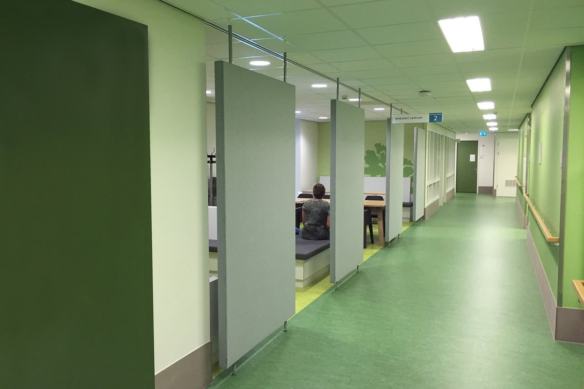 Groene ROFA roomdividers tot aan het plafond langs een kantoorgang
