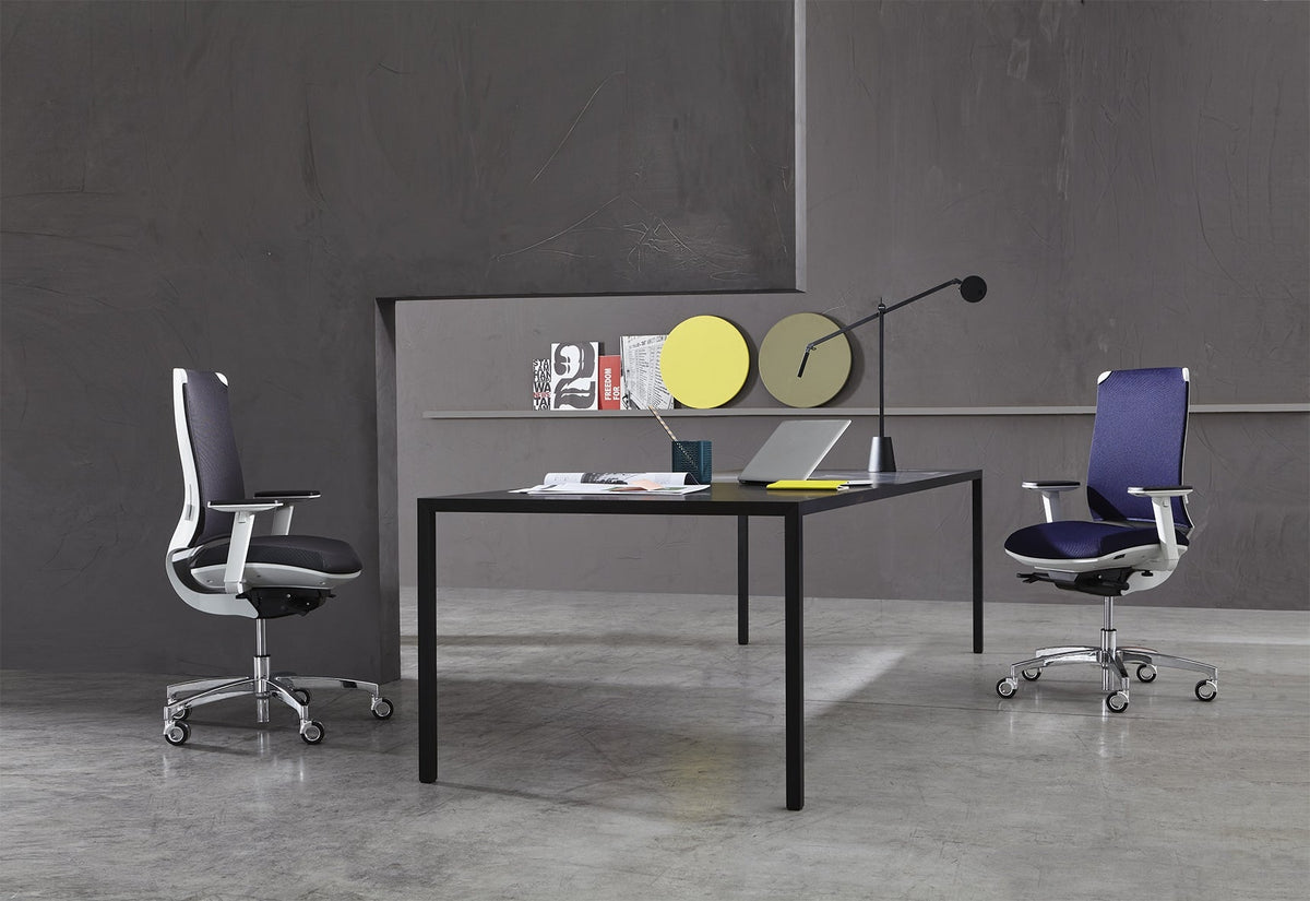 Twee ergonomische bureaustoelen aan een werktafel in een strak interieur