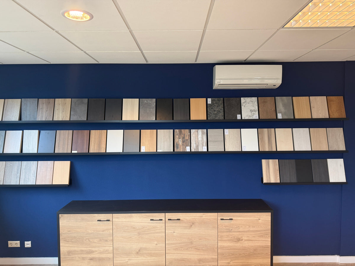 Wand met materiaalstalen en bladkleuren in de showroom in Moordrecht