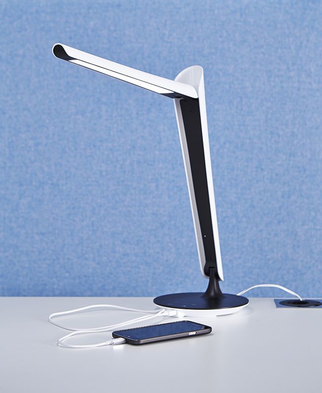 Opvouwbare bureaulamp Tulp met schuine LED-arm op een ronde voet, met telefoon aan de USB-lader