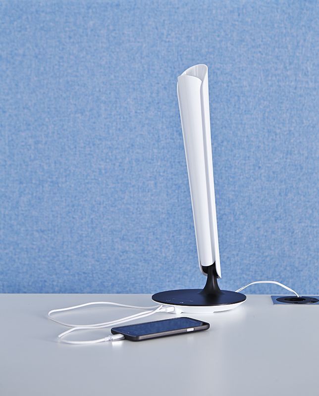 De Tulp rechtop dichtgeklapt op een bureau, voor een blauw akoestisch wandpaneel