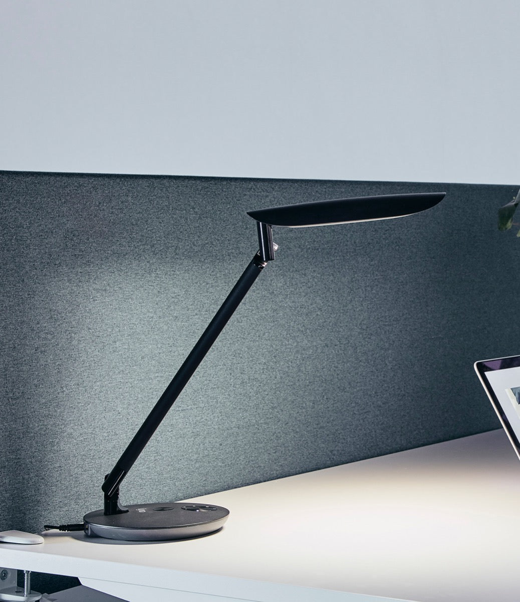 Bureaulamp Funki in mat zwart met gelede arm en langwerpige LED-kop op een ronde voet