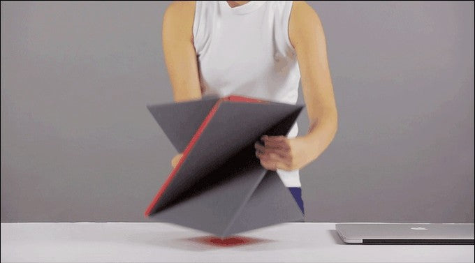 Zit-sta hulp voor laptop wordt uitgevouwen op een bureau
