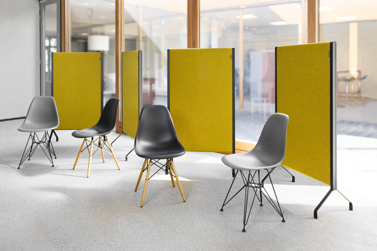 NOVU staande scheidingswanden in geel tussen stoelen