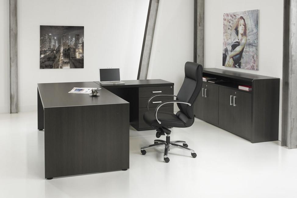 Directiebureau Manager L in donker houtdecor met aanbouwtafel en ladeblok, met bureaustoel en dressoir