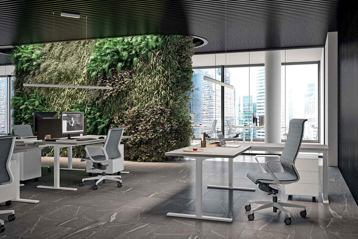 Idea+ Tube boemerang bureaus in een kantoor met plantenwand