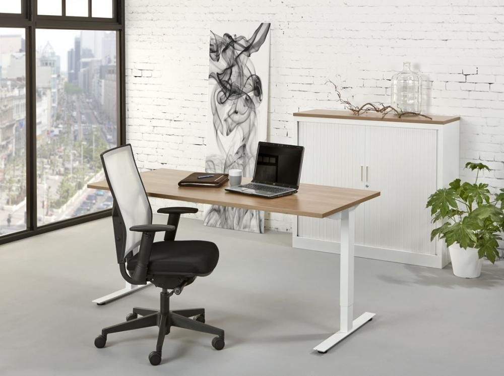 Bureau T-Rex met eikendecor blad op een wit onderstel in een kantoorruimte