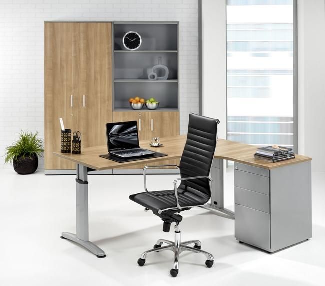 Bureau T-system als hoekopstelling met houten wandkast erachter