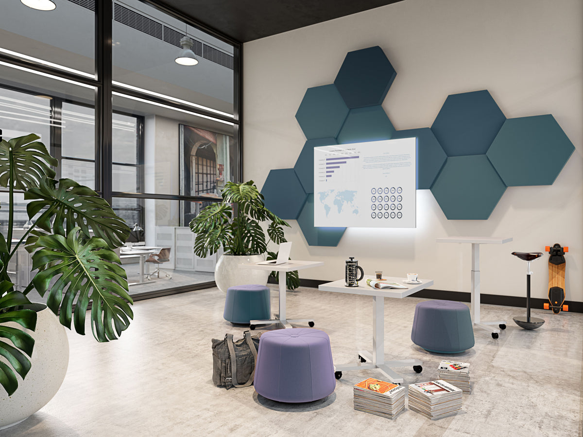 Kantoorinterieur met akoestische wandpanelen en zitplekken