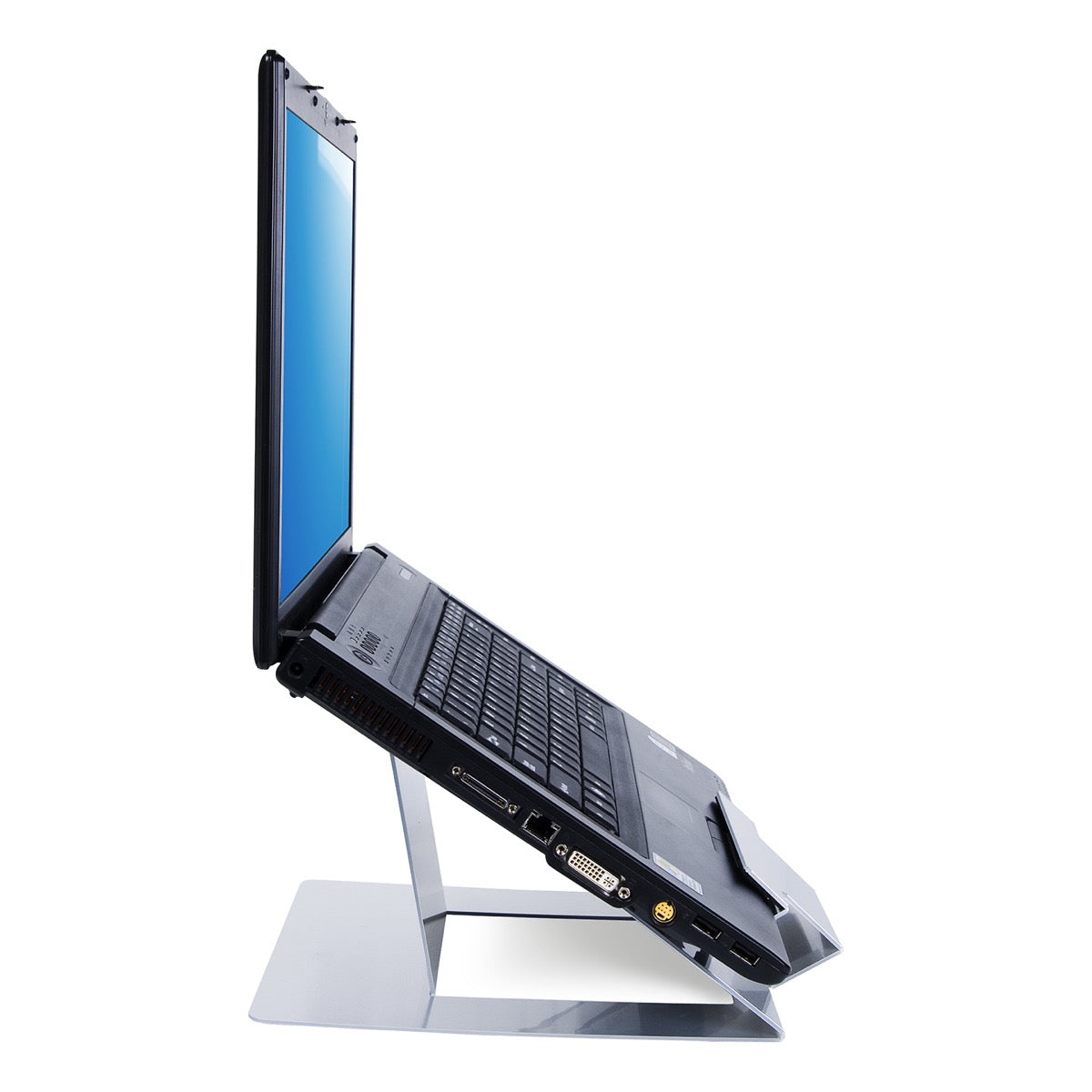 Laptophouder BN388: laptop schuin omhoog op een uitgeklapte zilverkleurige standaard, zijaanzicht