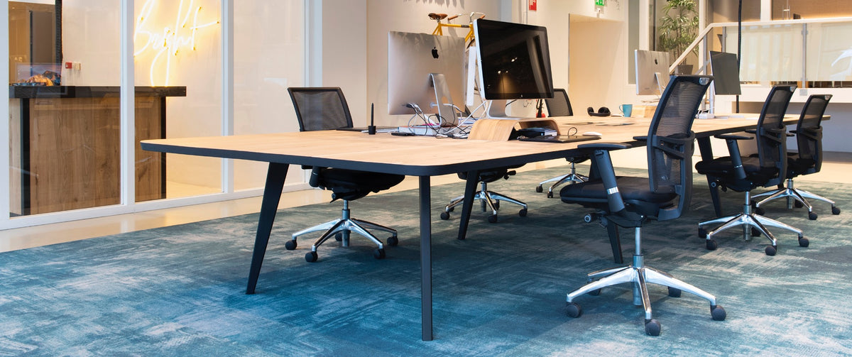 Bureaustoelen Rubia aan werkplekken in een kantoortuin