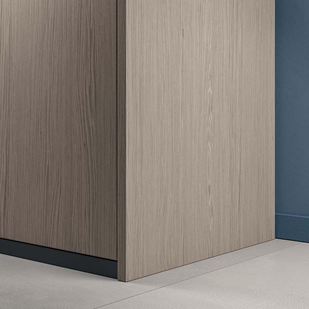 Hoek van een Q4 draaideurkast in grijs houtdecor van dichtbij