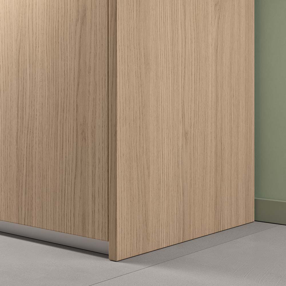 Hoek van een Q4 draaideurkast in licht houtdecor van dichtbij