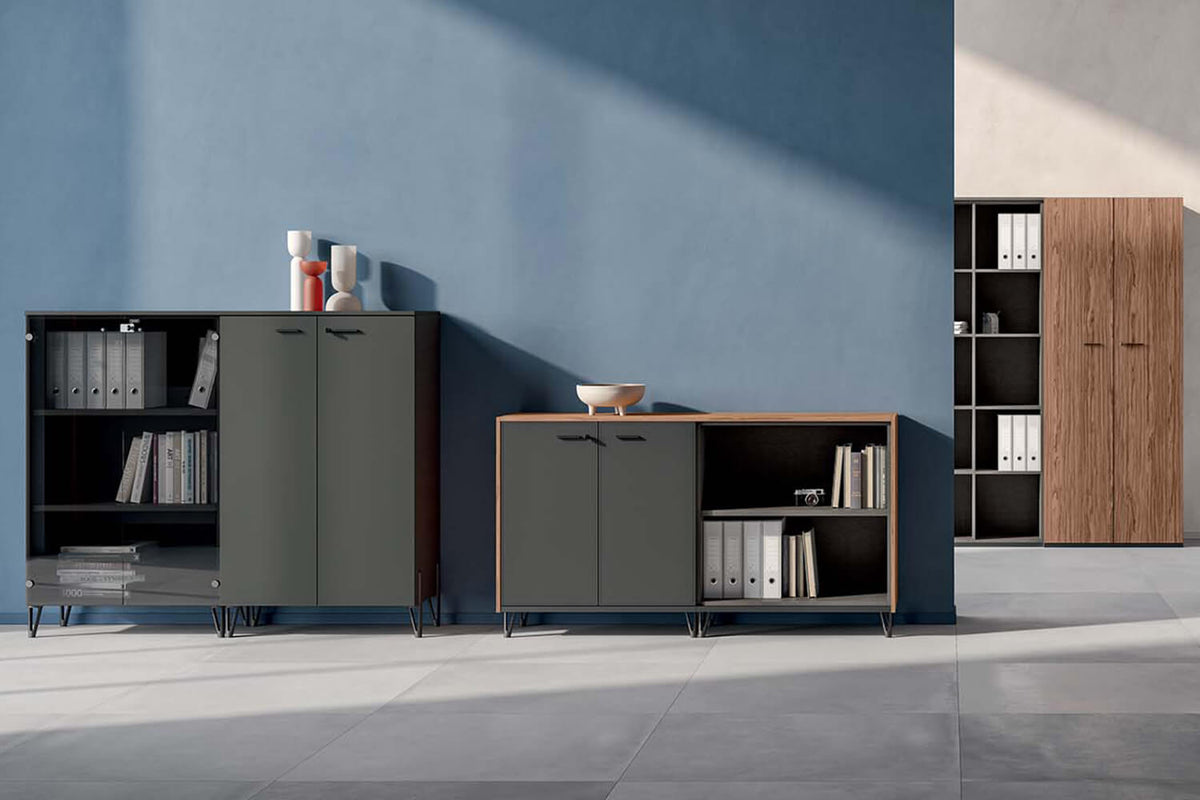 Q4 kasten in antraciet en houtdecor voor een blauwe wand