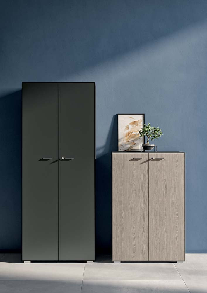 Q4 draaideurkasten in donkergroen en licht hout; de foto toont de melamine uitvoering