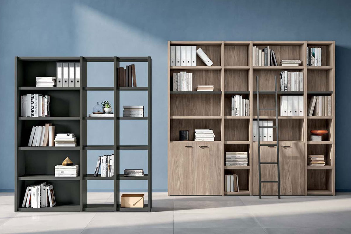Q4 Libreria boekenkasten in zwart en houtdecor voor een blauwe wand