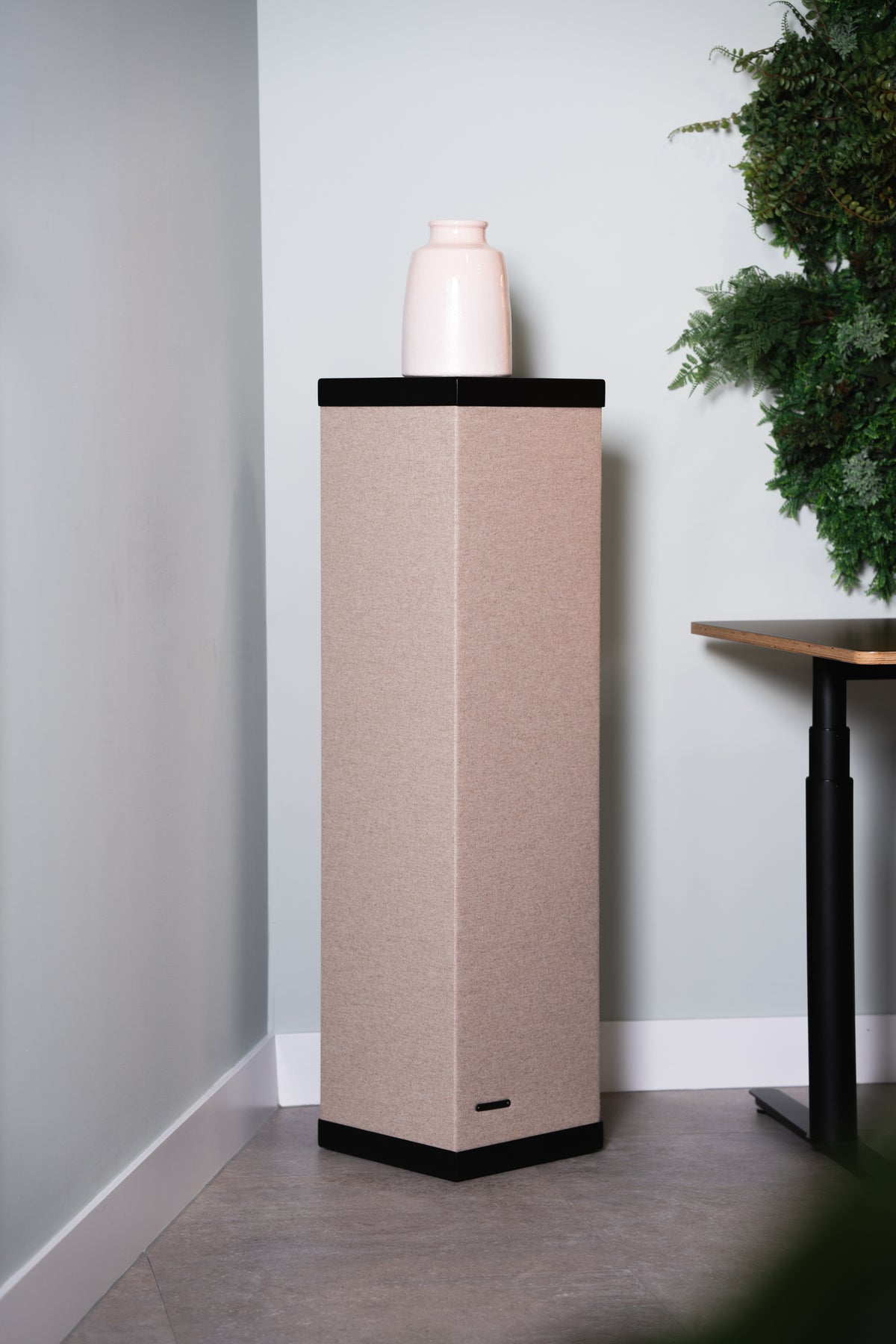 BELI akoestische zuil van 118 cm met gesloten bovenkant in een hoek