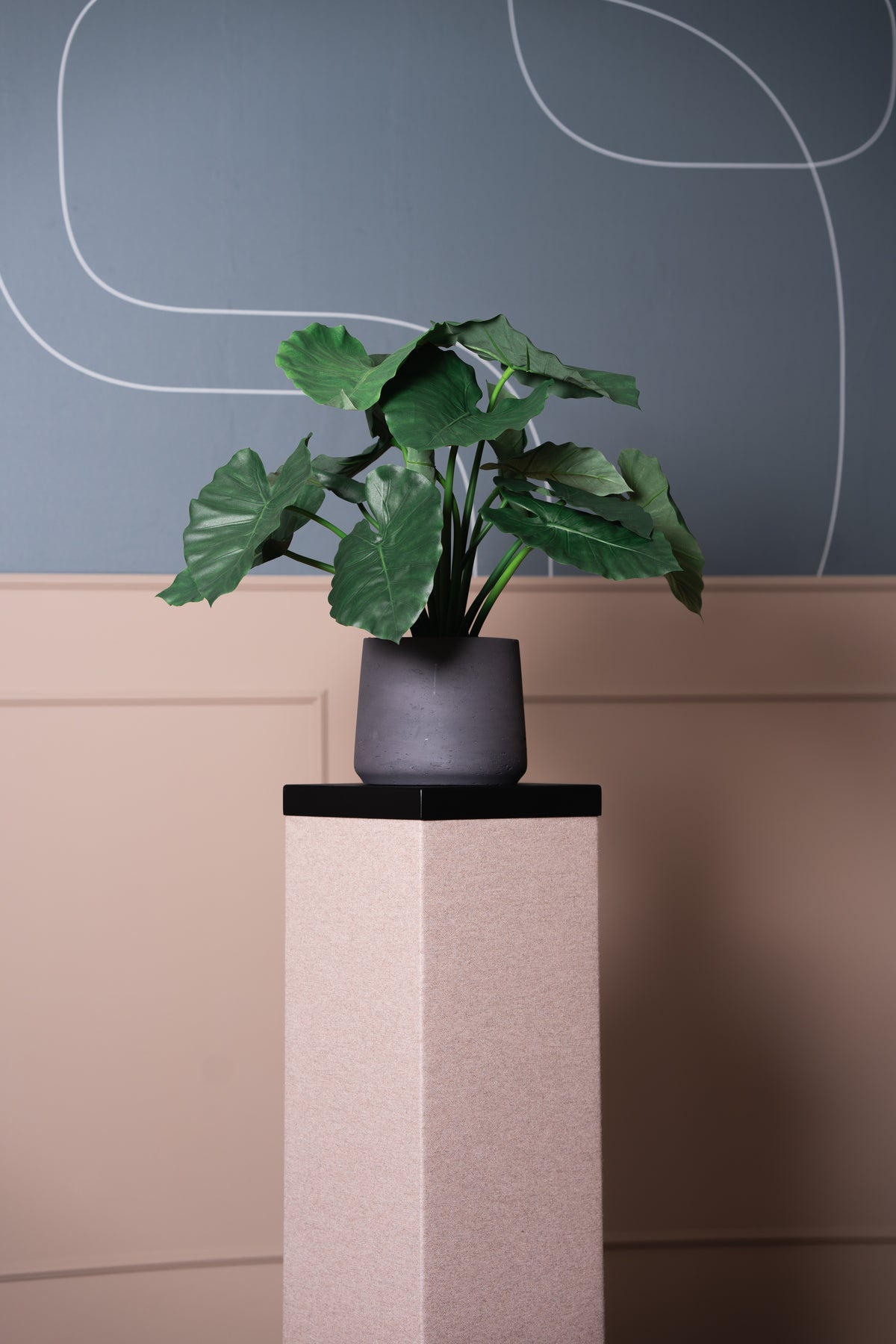 BELI akoestische zuil van 118 cm met een plant erop