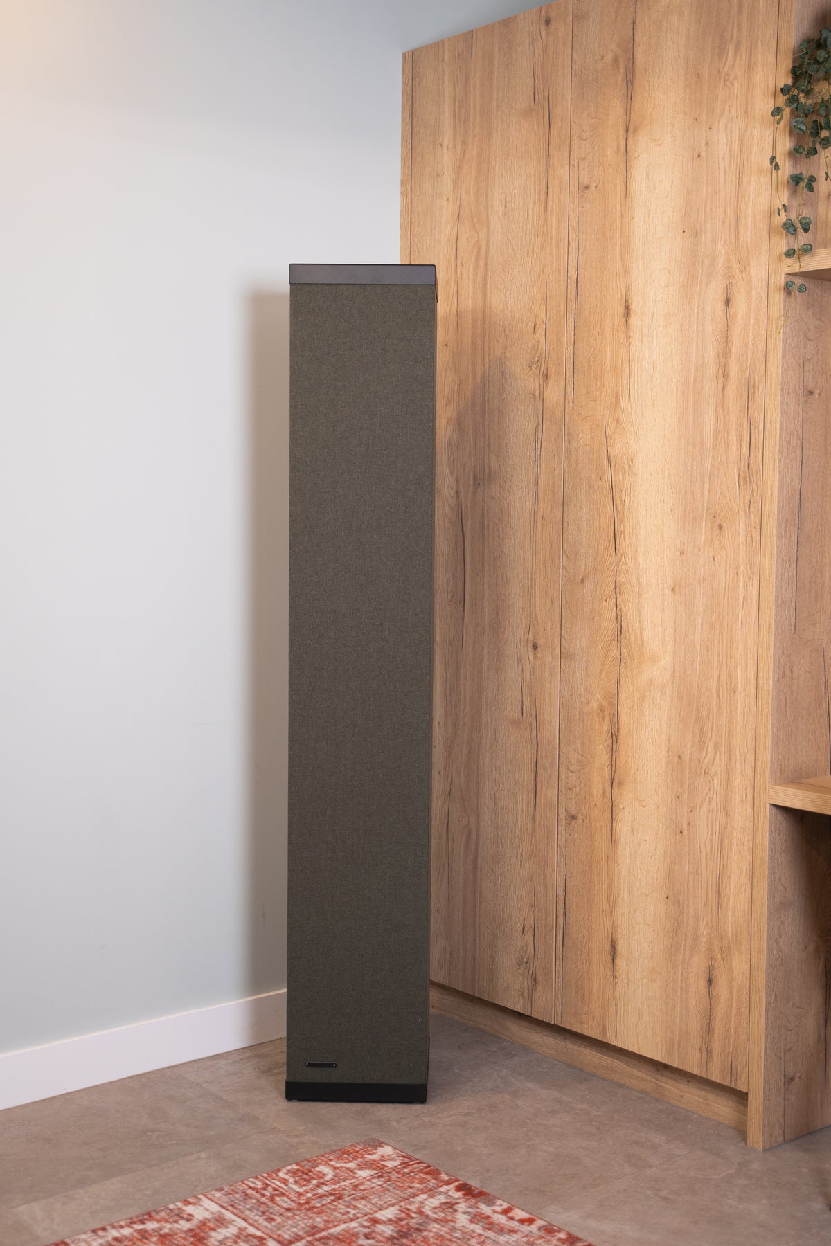 BELI akoestische zuil van 180 cm in grijs tegen een houten wand